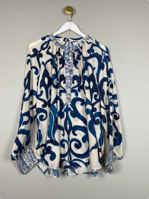 Gustav str. 42 <br/> hvid bluse med blåt mønster