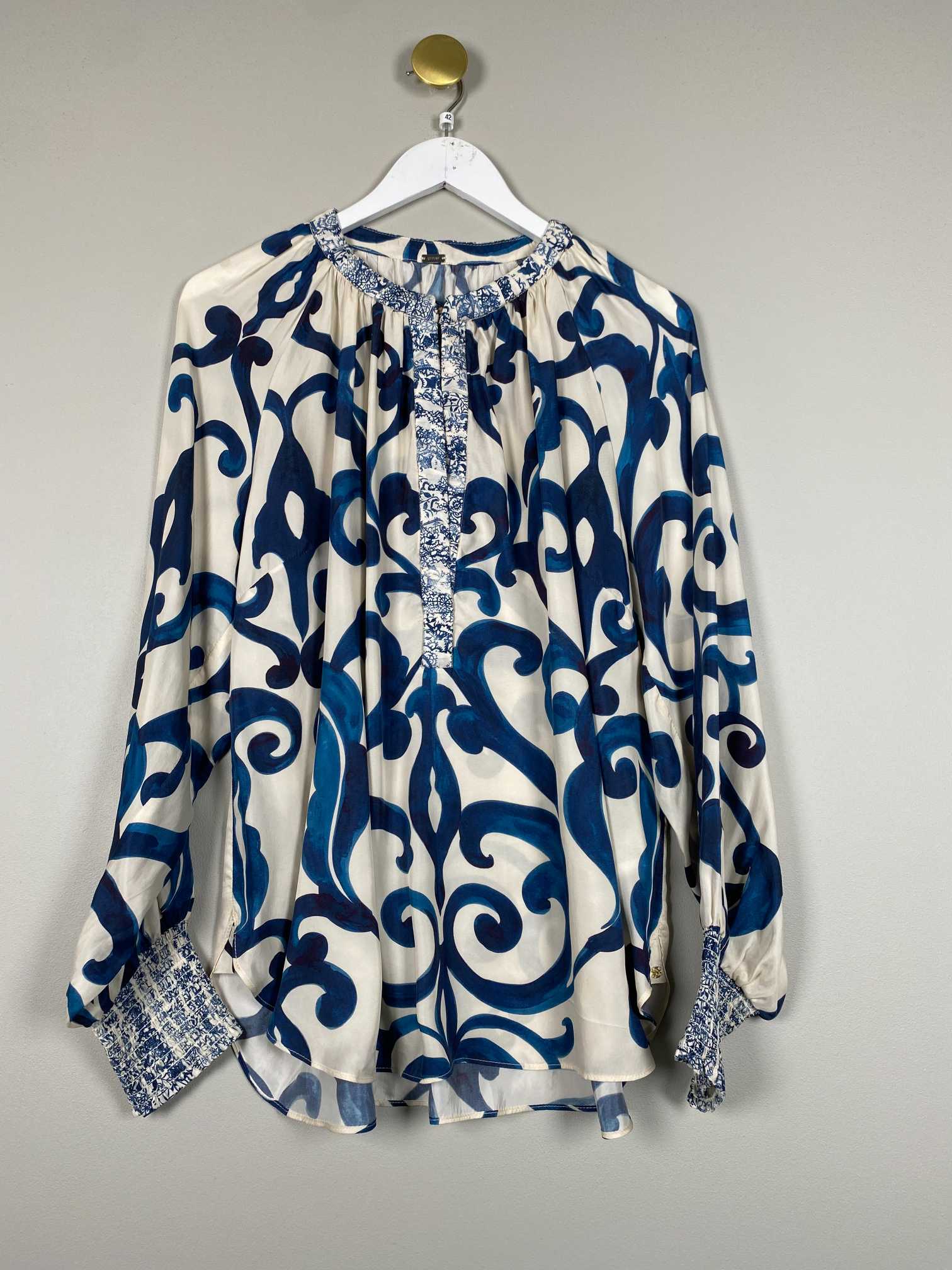 Gustav str. 42 <br/> hvid bluse med blåt mønster