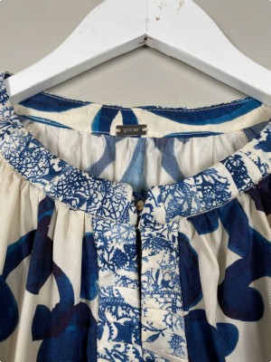 Gustav str. 42 <br/> hvid bluse med blåt mønster