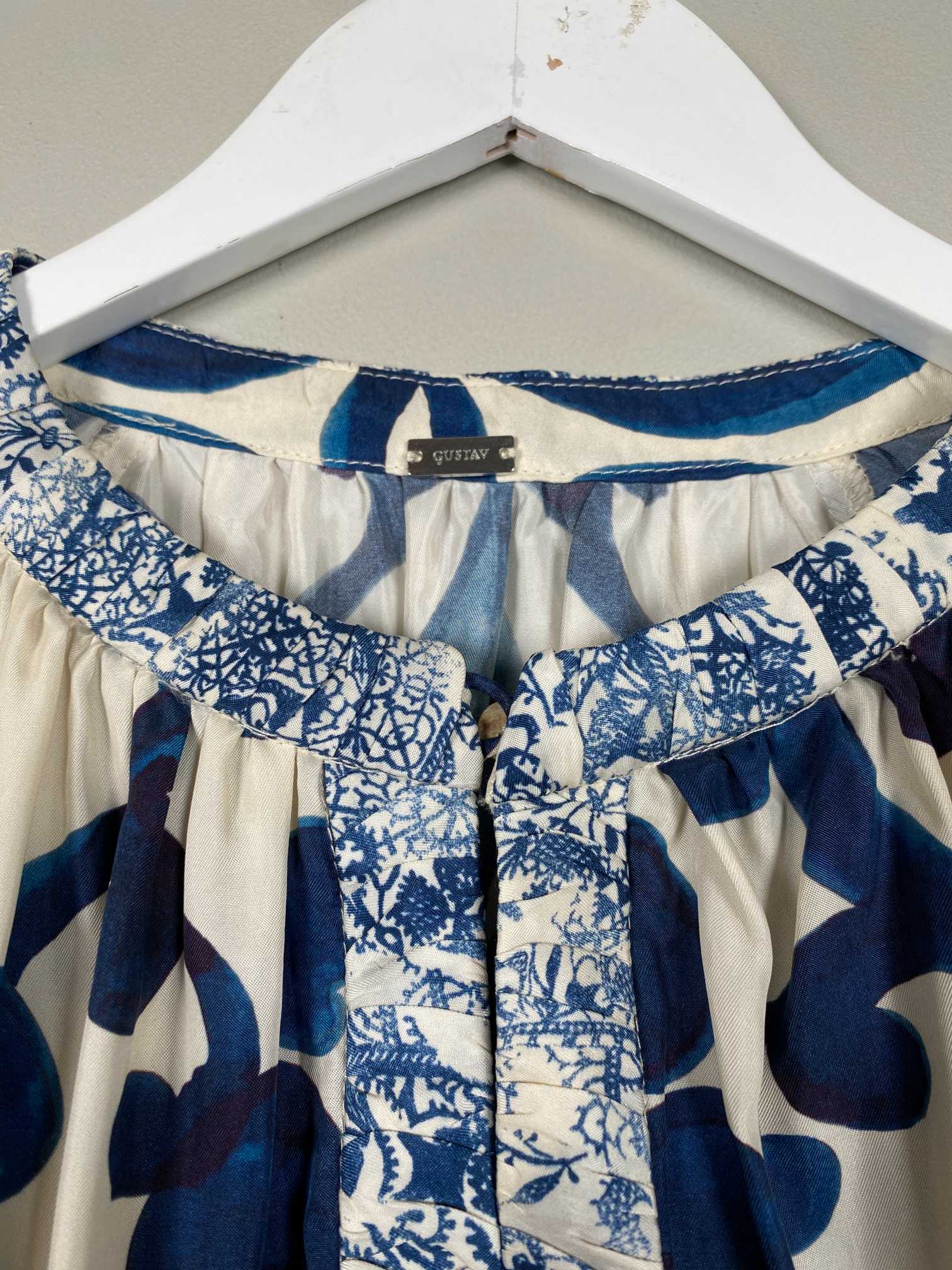 Gustav str. 42 <br/> hvid bluse med blåt mønster - Billede 2