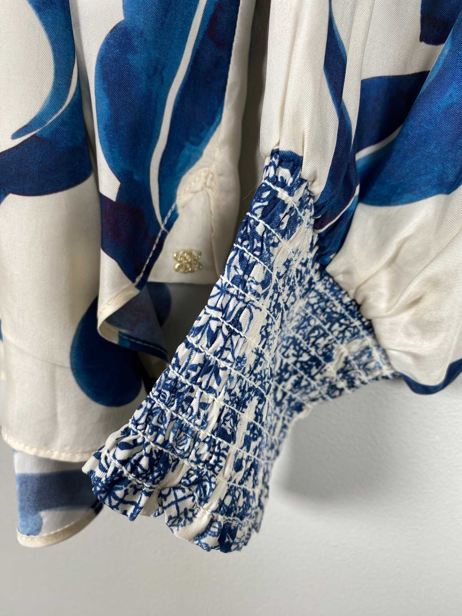 Gustav str. 42 <br/> hvid bluse med blåt mønster - Billede 4