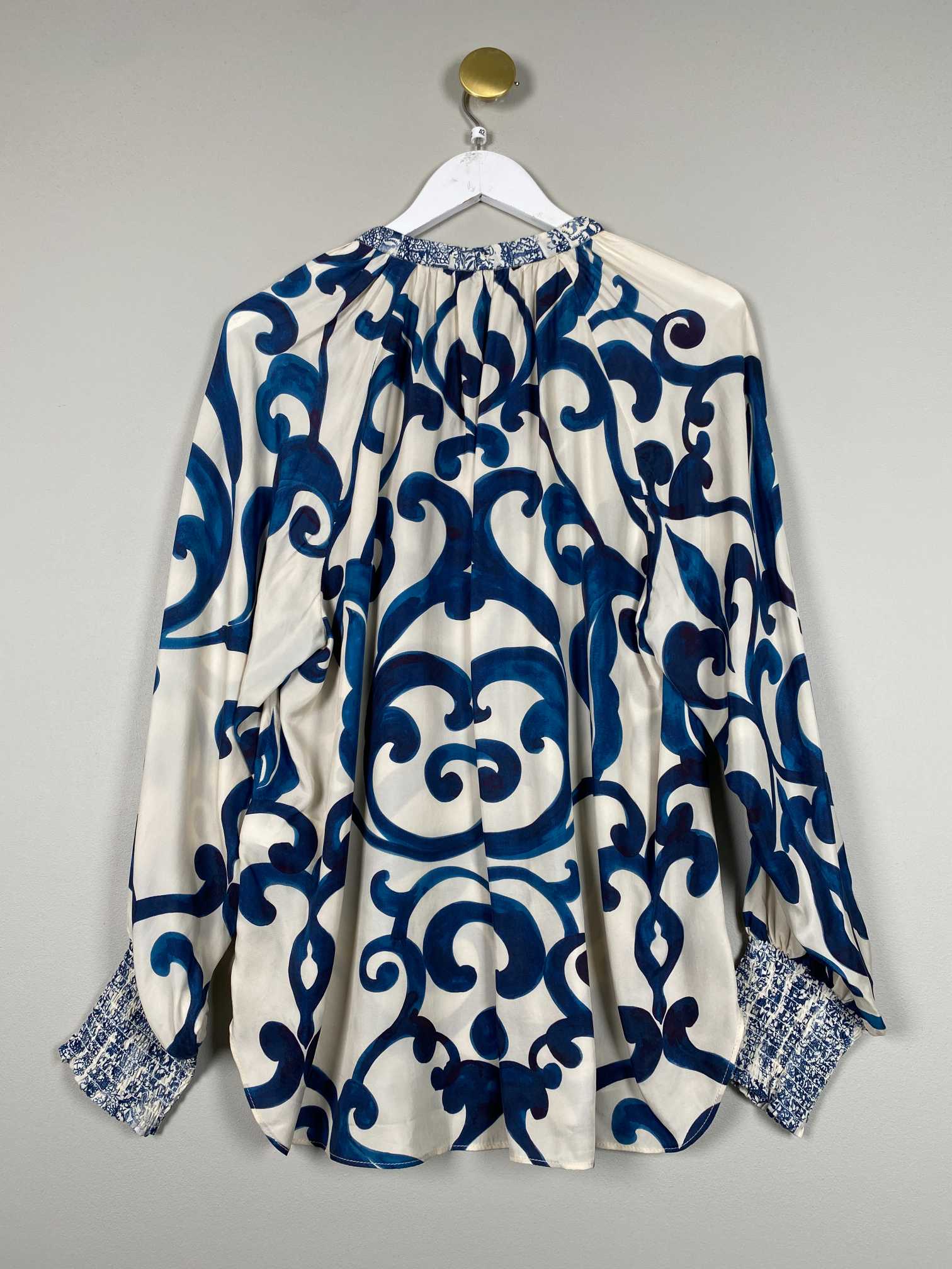 Gustav str. 42 <br/> hvid bluse med blåt mønster - Billede 3