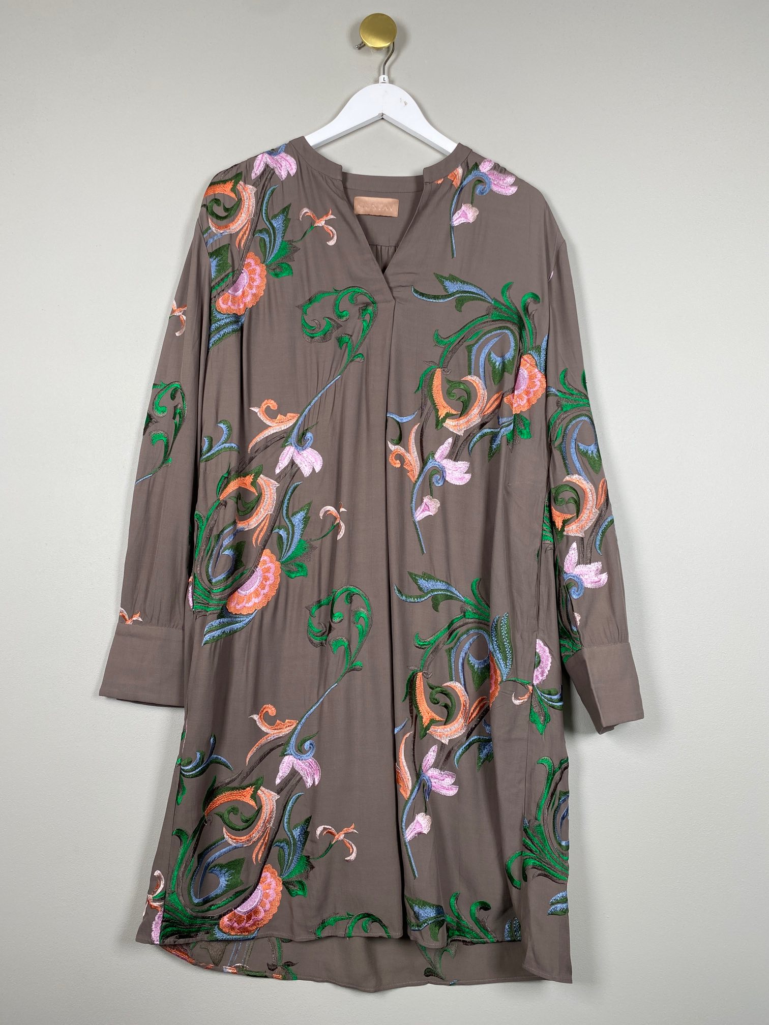 Gustav str. L <br/> brun kjole med broderier