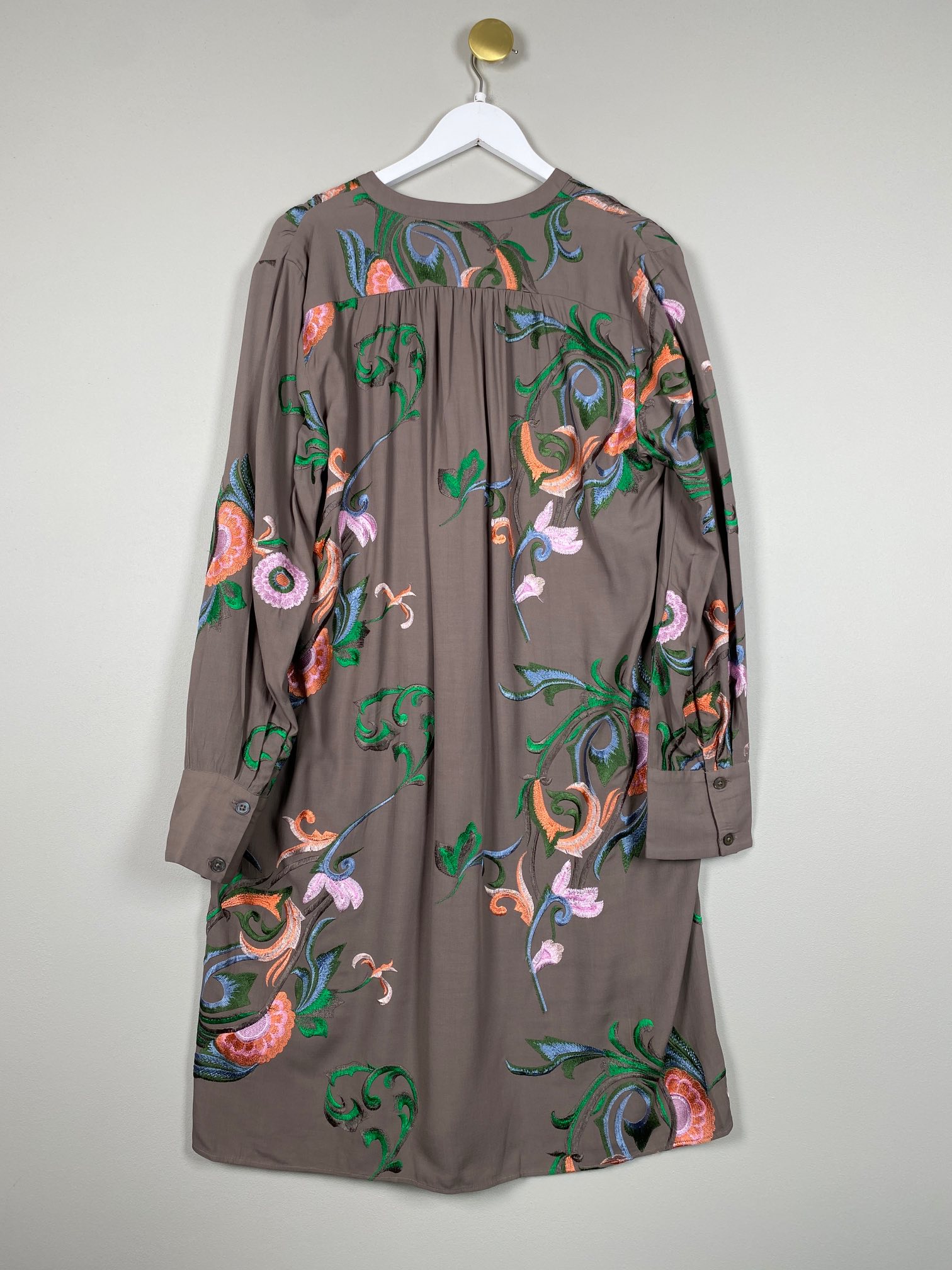 Gustav str. L <br/> brun kjole med broderier - Billede 3
