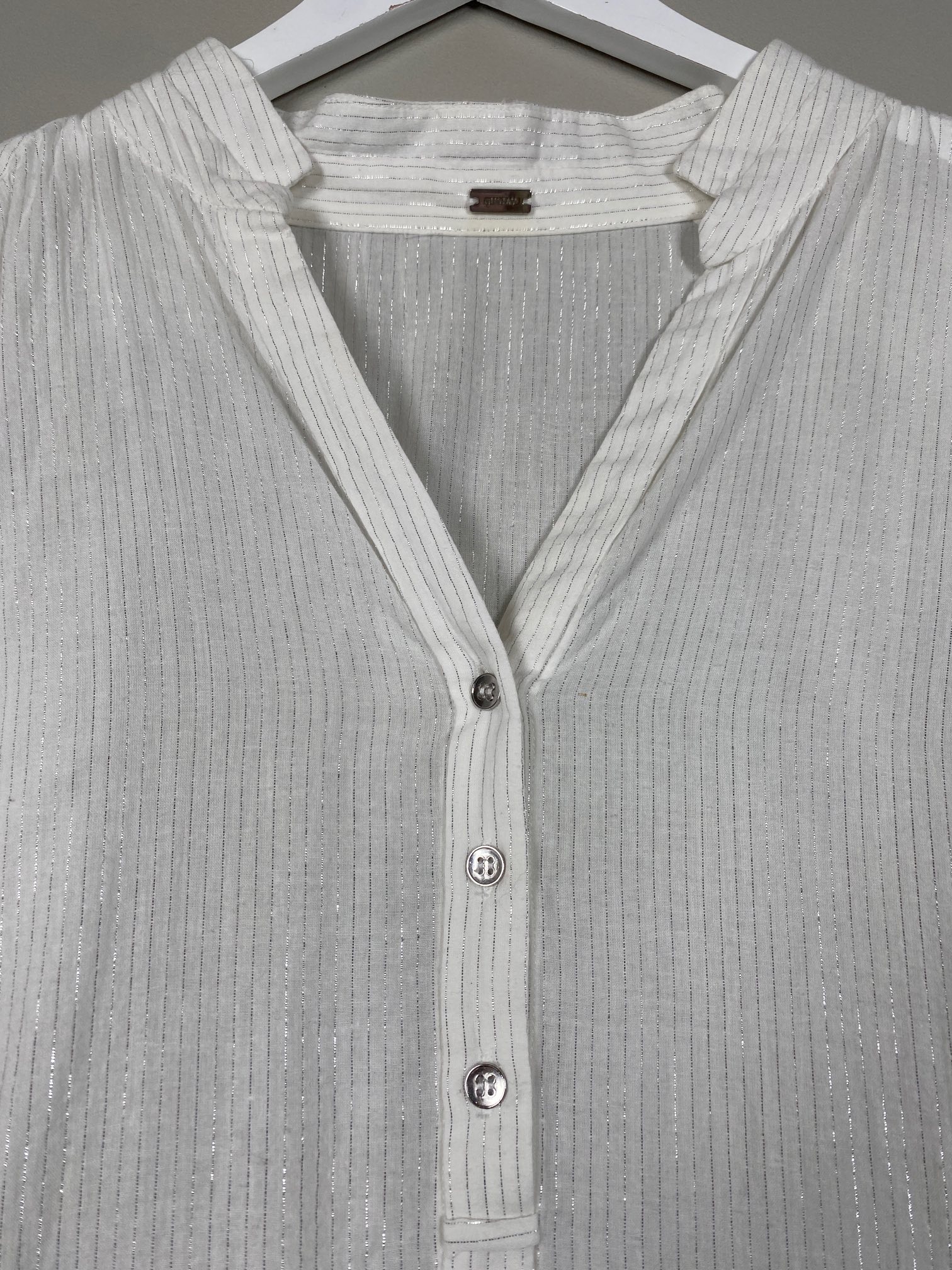 Gustav str. L <br/> hvid skjortebluse med sølvstriber - Billede 2