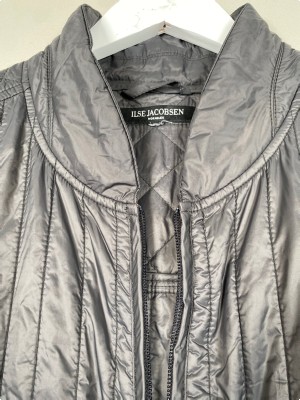 Ilse Jacobsen str. L <br/> mørkegrå jakke