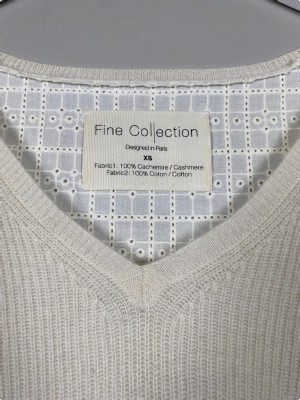 Fine Collection str. XS <br/> råhvid cashmerebluse med hulmønster på ryg