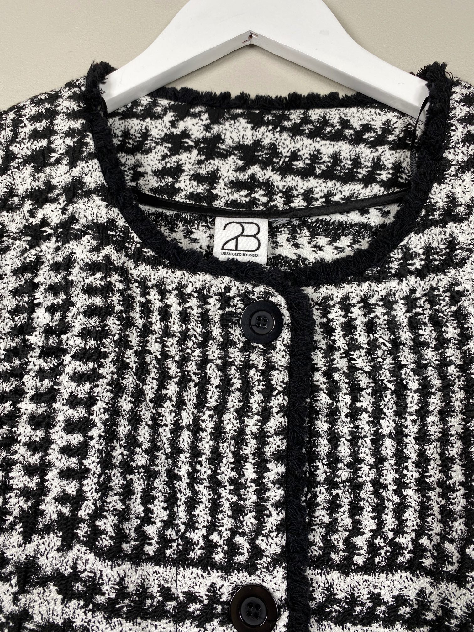 2-biz str. L <br/> sort og hvid cardigan - Billede 2