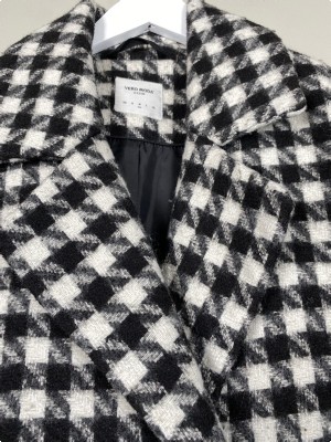 Vero Moda str. M <br/> sort og hvid ternet frakke