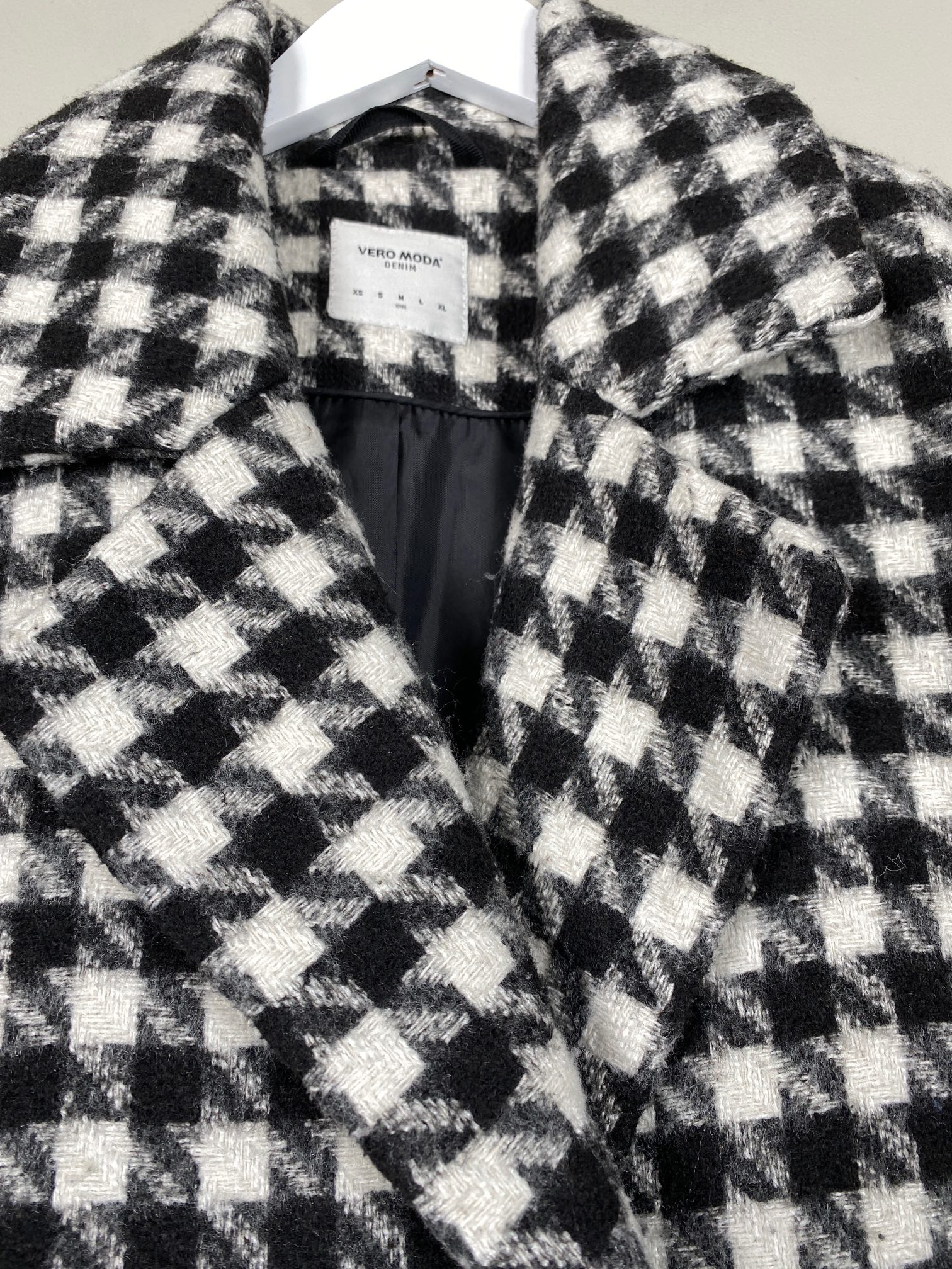 Vero Moda str. M <br/> sort og hvid ternet frakke - Billede 2