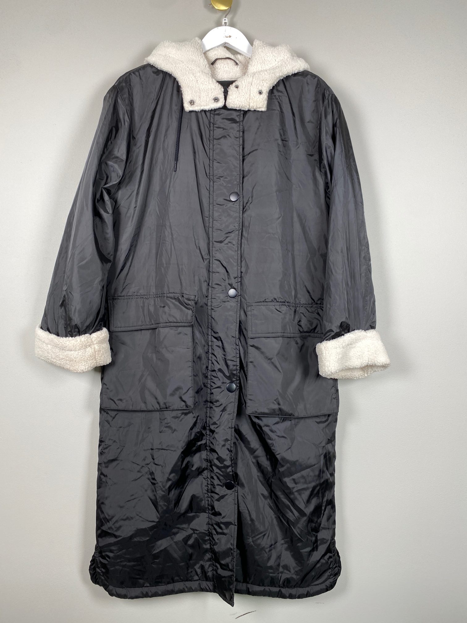 Asos Design str. 34<br/> lang sort frakke med teddy foer