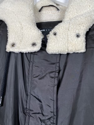 Asos Design str. 34<br/> lang sort frakke med teddy foer