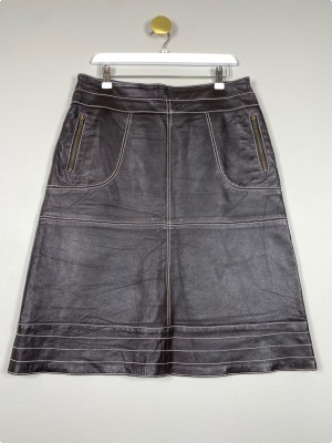 Benedikte Utzon str. M <br/> brun skindnederdel med hvide syninger