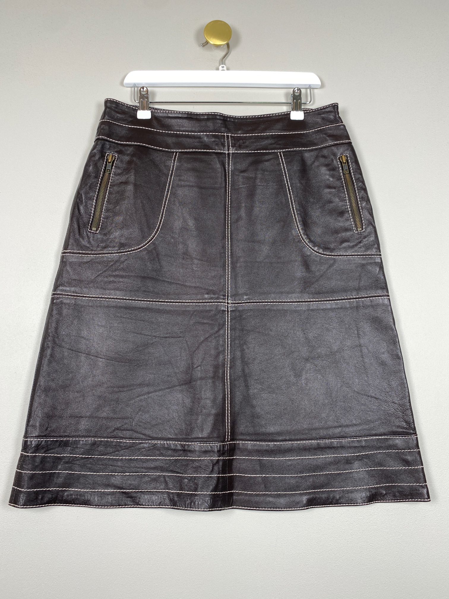 Benedikte Utzon str. M <br/> brun skindnederdel med hvide syninger