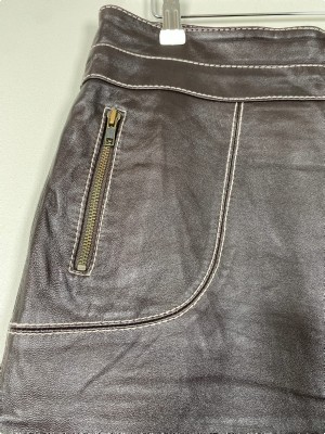 Benedikte Utzon str. M <br/> brun skindnederdel med hvide syninger