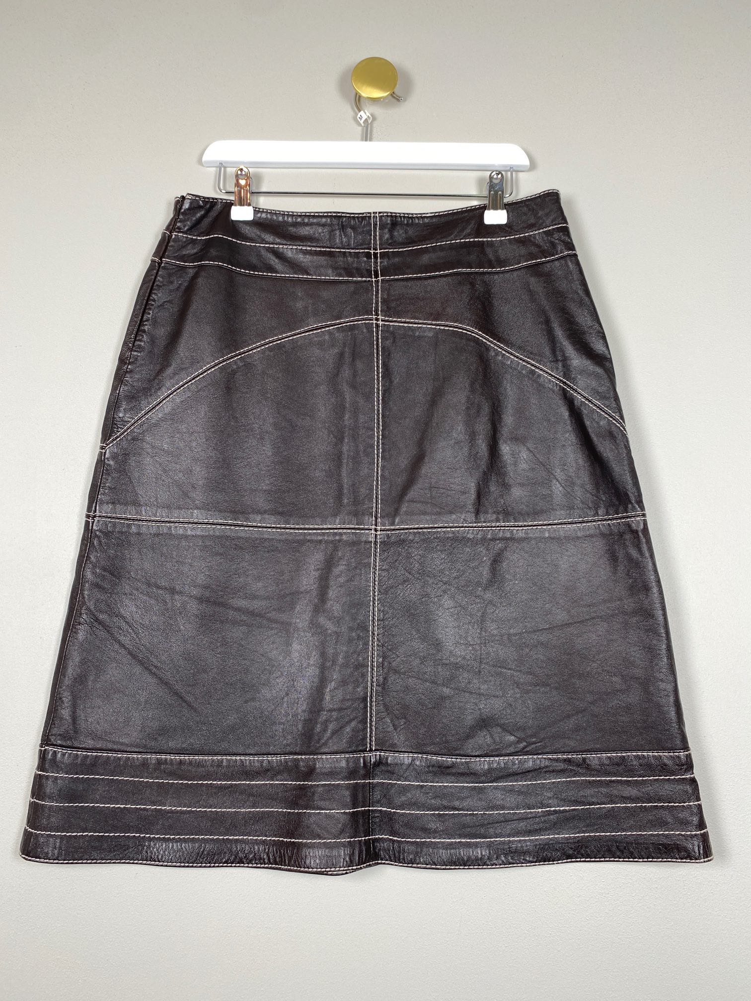 Benedikte Utzon str. M <br/> brun skindnederdel med hvide syninger - Billede 3