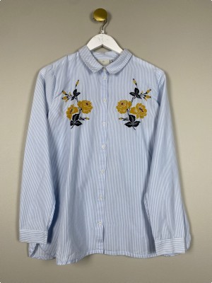 Kaffe str. 36 <br/> Stribet skjorte med blomsterbrodderi