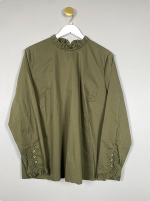 Culture str. XL <br/> Olivengrøn skjorte med flæse ved krave og ærmer