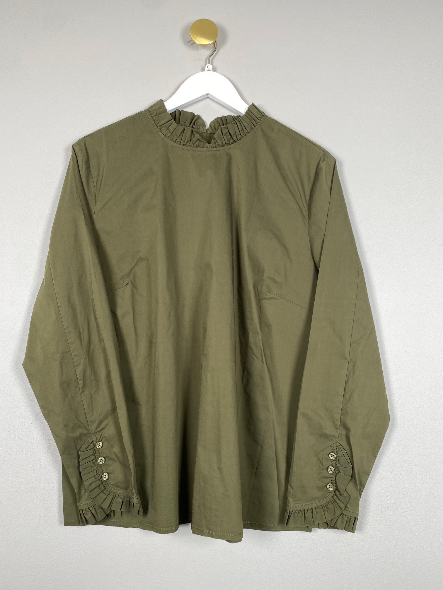 Culture str. XL <br/> Olivengrøn skjorte med flæse ved krave og ærmer