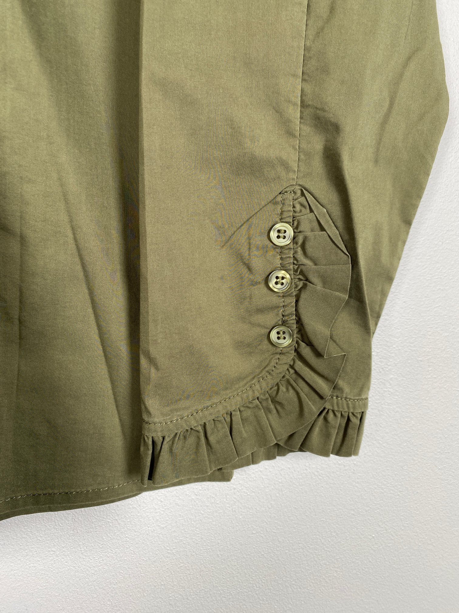 Culture str. XL <br/> Olivengrøn skjorte med flæse ved krave og ærmer - Billede 3