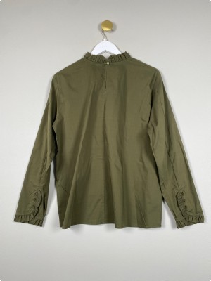 Culture str. XL <br/> Olivengrøn skjorte med flæse ved krave og ærmer
