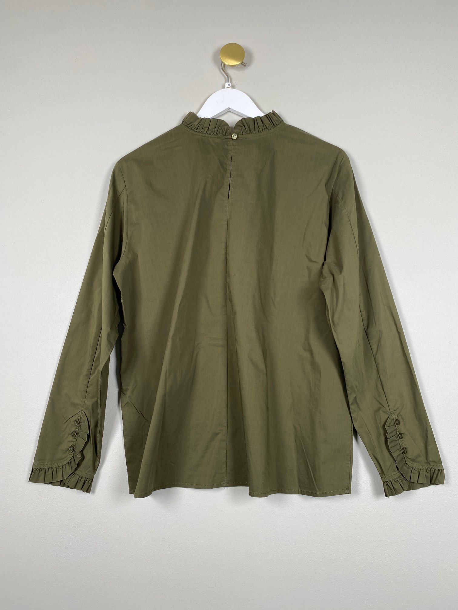 Culture str. XL <br/> Olivengrøn skjorte med flæse ved krave og ærmer - Billede 2