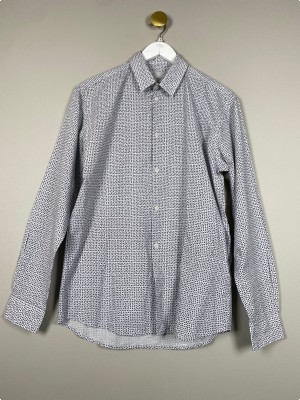 Minimum str. M <br/> Skjorte med små blå flyvemaskiner