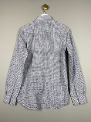 Minimum str. M <br/> Skjorte med små blå flyvemaskiner