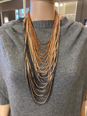 Perlekæde af glasperler i kobberbrune nuancer