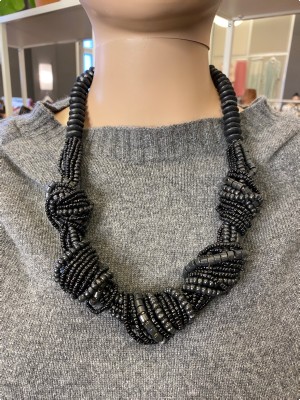 Flettet sort perlekæde