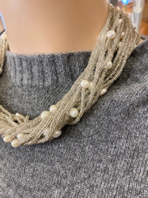 Perlekæde klare perler og naturlignende perler