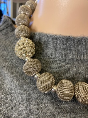 Elegant halskæde i store metalperler og smuk stenkugle