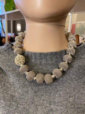 Elegant halskæde i store metalperler og smuk stenkugle