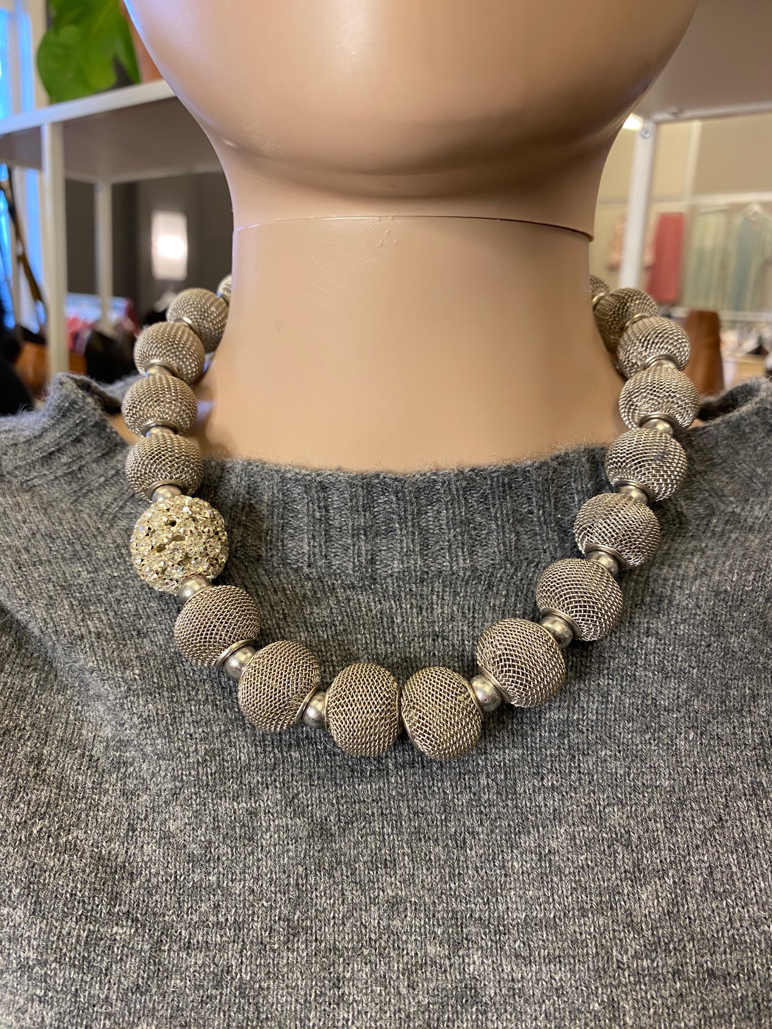 Elegant halskæde i store metalperler og smuk stenkugle