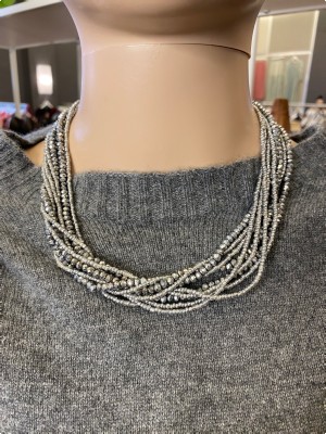 Perlekæde sølvmetal med spejleffekt og smuk lås