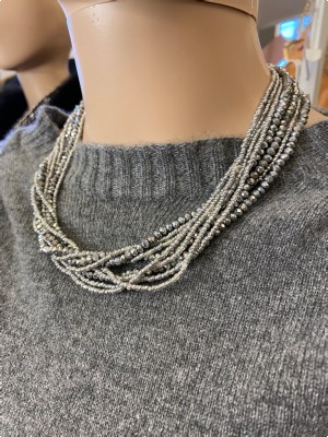 Perlekæde sølvmetal med spejleffekt og smuk lås