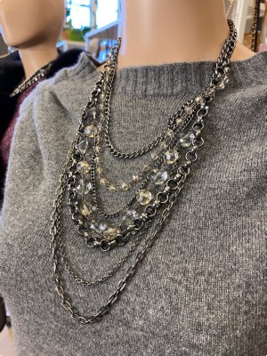 Sort metal halskæde med store og smp lænker og glasperler