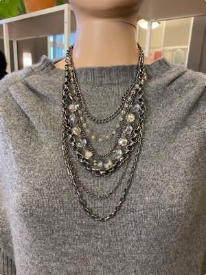 Sort metal halskæde med store og smp lænker og glasperler