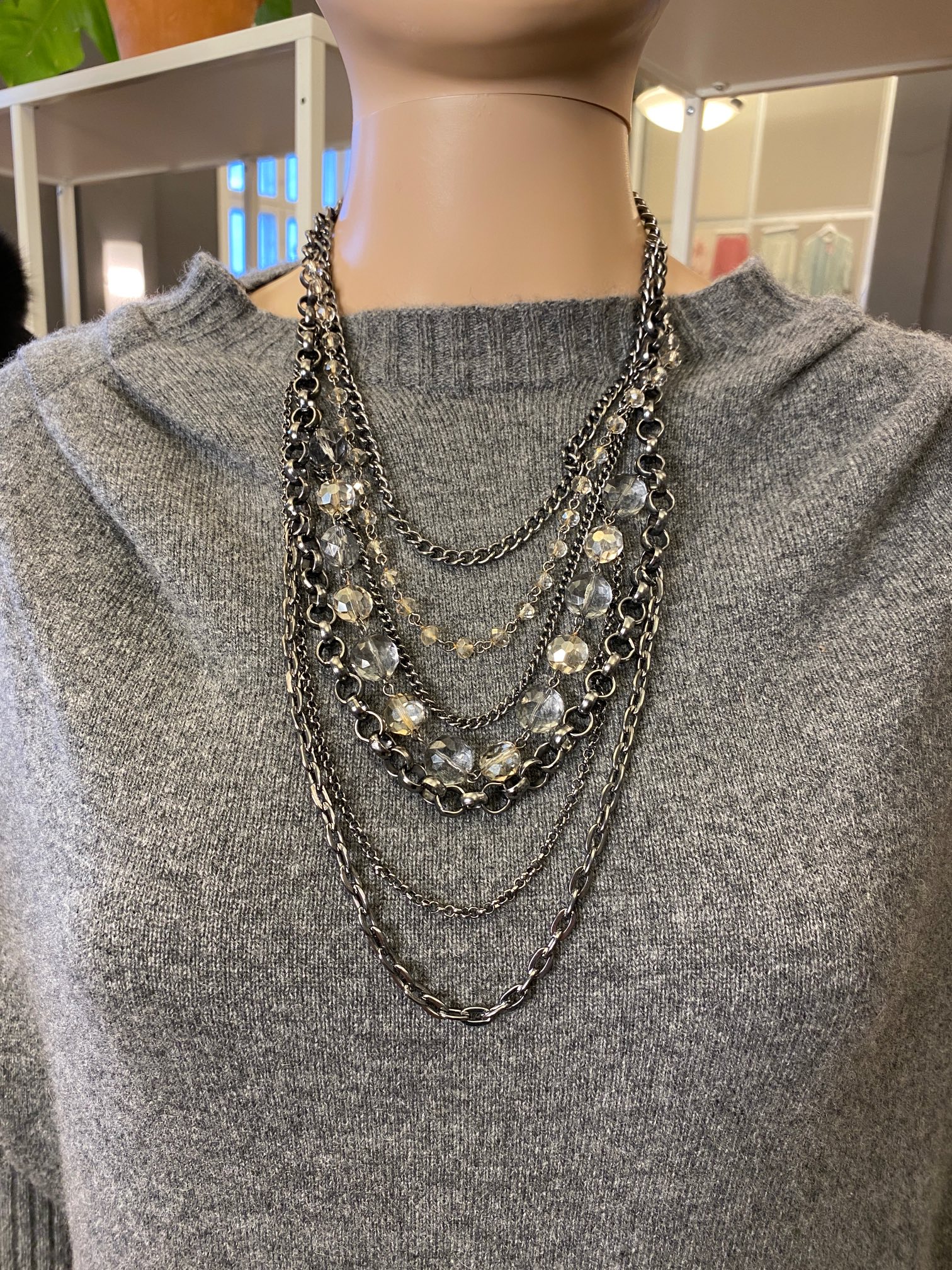 Sort metal halskæde med store og smp lænker og glasperler