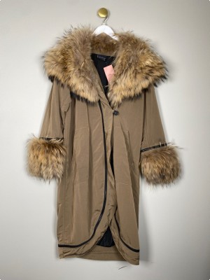 Bitte Kai Rand str. 38 <br/> lang beige jakke med pelskanter af vaskebjørn