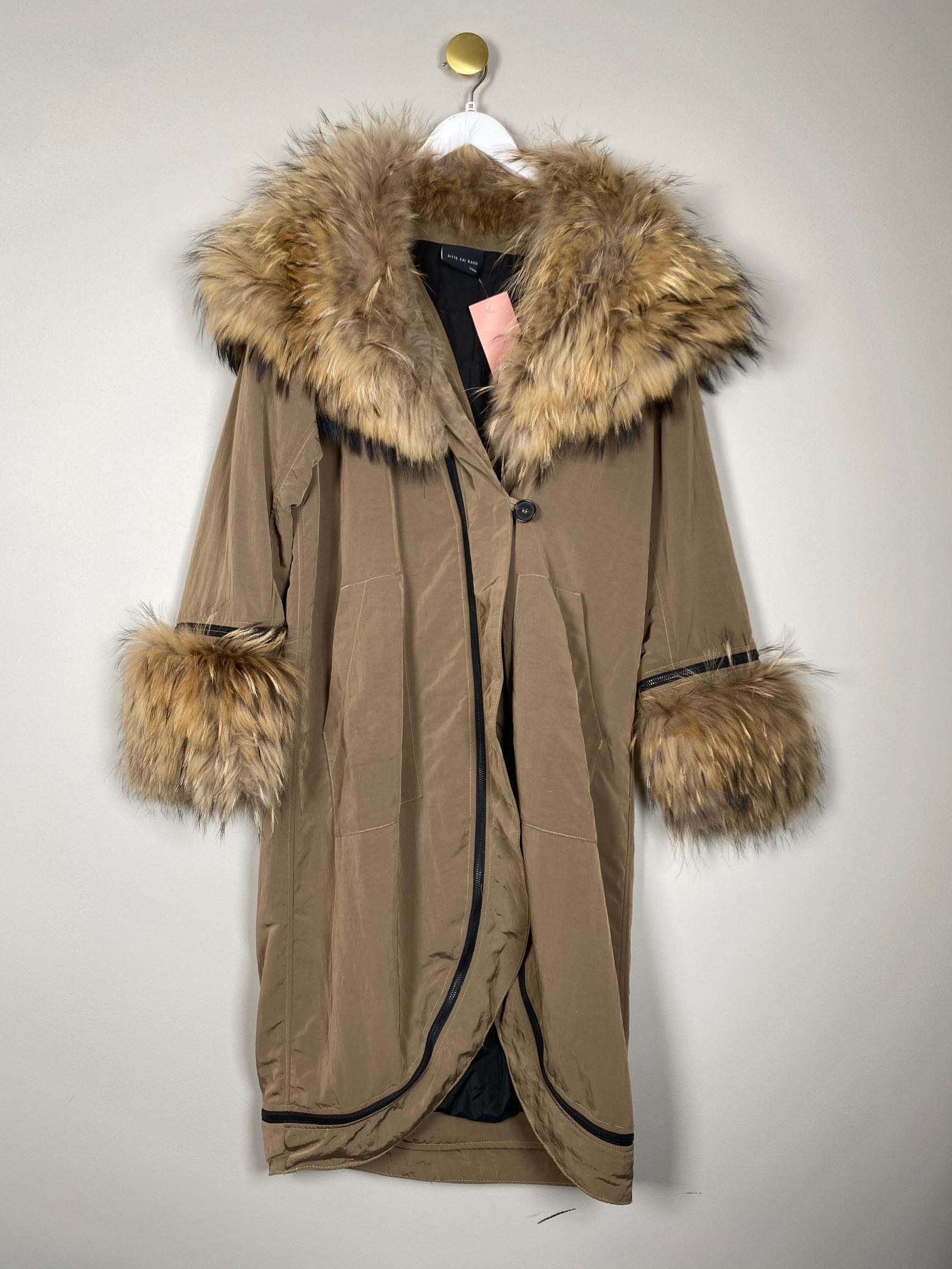 Bitte Kai Rand str. 38 <br/> lang beige jakke med pelskanter af vaskebjørn