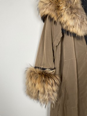 Bitte Kai Rand str. 38 <br/> lang beige jakke med pelskanter af vaskebjørn