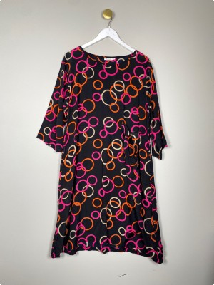 Masai str. L <br/> sort kjole med pink og orange cirkler