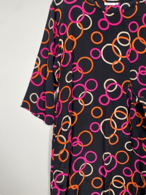 Masai str. L <br/> sort kjole med pink og orange cirkler