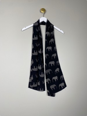 Charlotte Sparre<br/> sort silketørklæde med elefanter