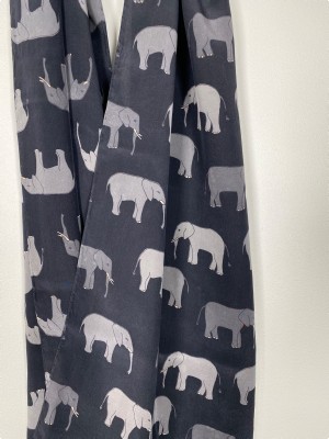 Charlotte Sparre<br/> sort silketørklæde med elefanter