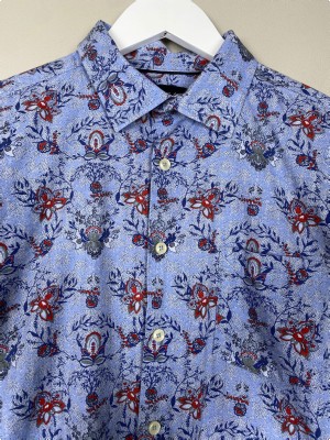 Morgan str. L <br/> lysblå skjorte med røde blomster, comfort fit