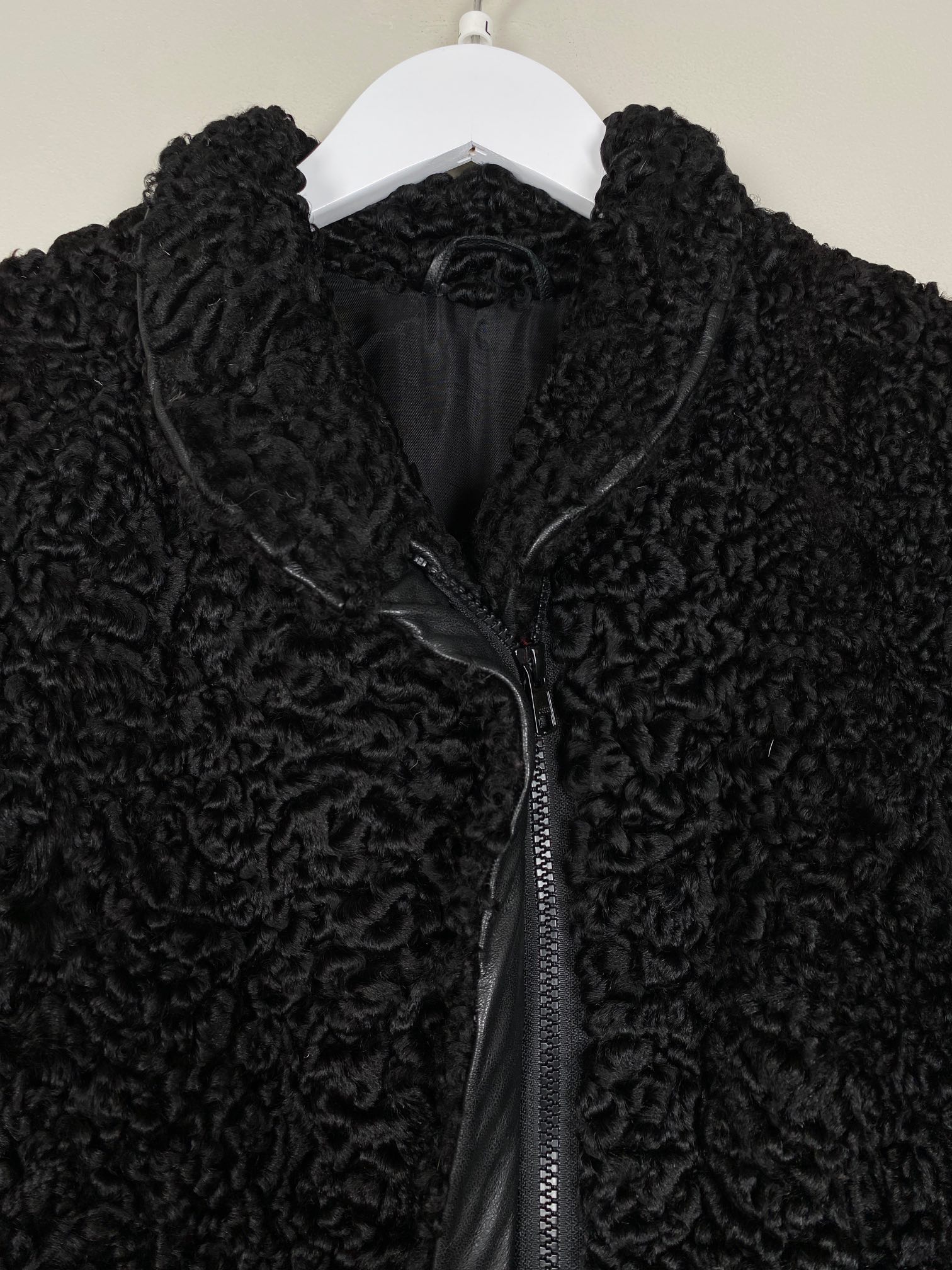 Persianerpels str. L <br/> sort med skinddetaljer - Billede 2