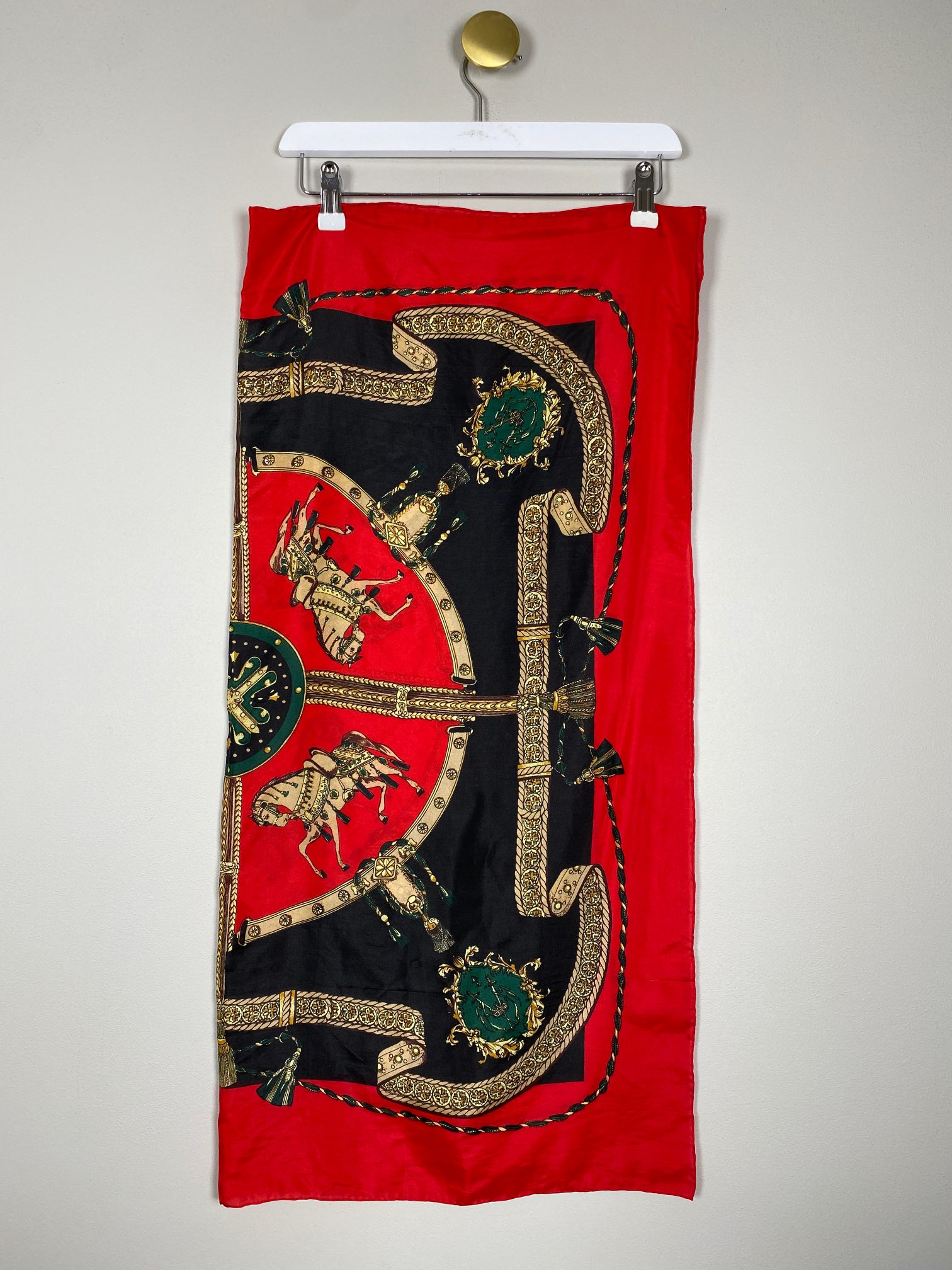 Rødt tørklæde med mønster