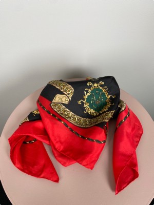 Rødt tørklæde med mønster